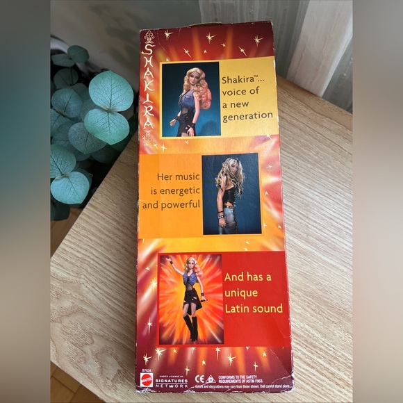 Mattel Shakira Doll Box - Blonde, Black, Orange - Picture 4 of 7